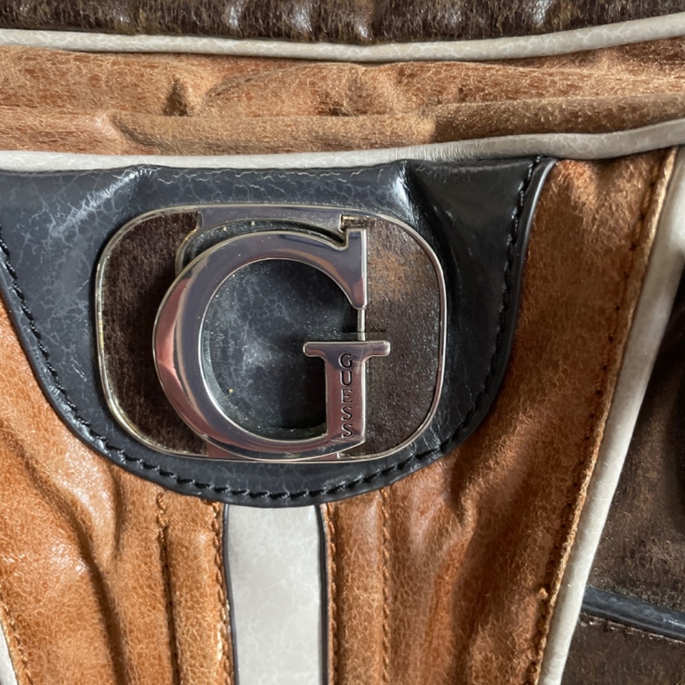 Guess Handbag. - Picture 2 of 8